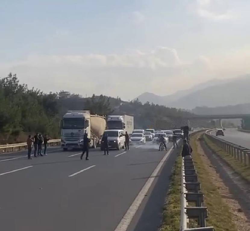 Hatay’da, otoyolu kapatarak yarış yapan motorculara yarım milyonluk ceza…