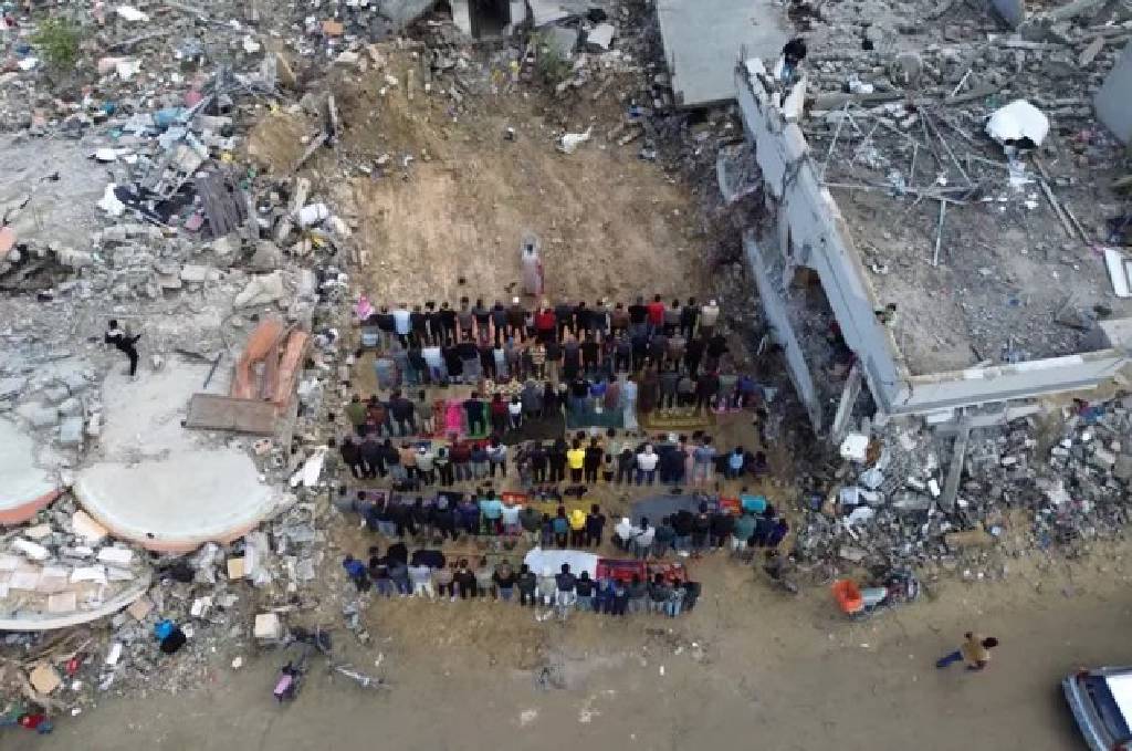 Cami enkazına seccadeler serildi! Gazze'de ateşkesin ardından ilk cuma namazı… 