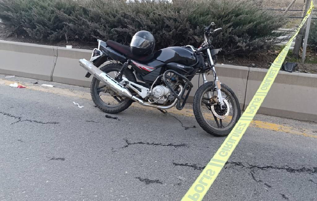 Ankara'da ehliyetsiz motosiklet sürücüsü, kamyonete çarptı! Ağır yaralı…