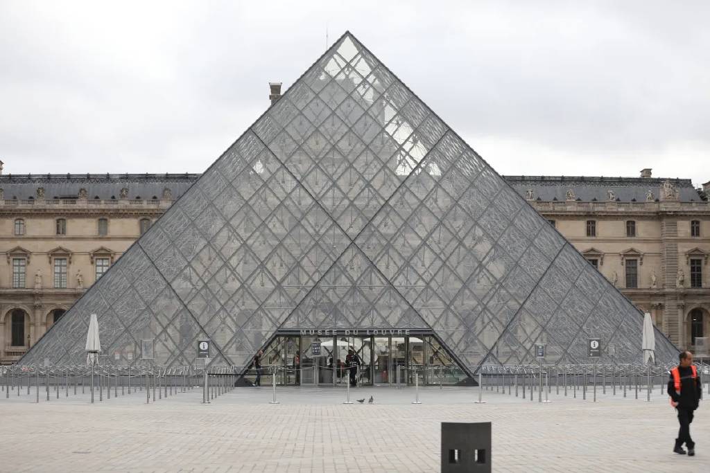 Louvre Müzesi soygunu, filmlere konu olacak türden