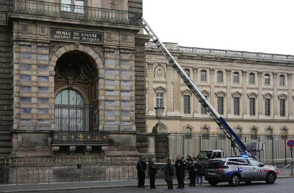 Paris’te bulunan dünyaca ünlü Louvre Müzesi, soyuldu