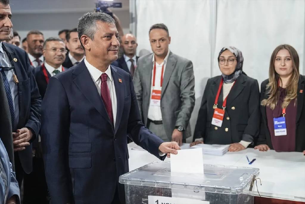 Özgür Özel, tek aday olduğu seçimde oy kullandı