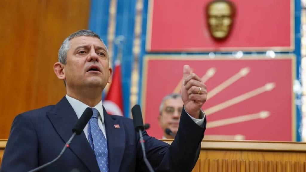 Özgür Özel: "Dilek İmamoğlu'nun diplomatik pasaportu iptal edildi"