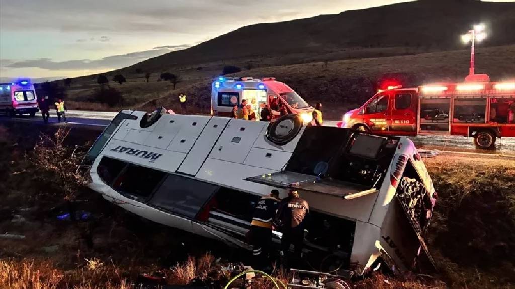 Afyonkarahisar'da yolcu otobüsü kaza yaptı