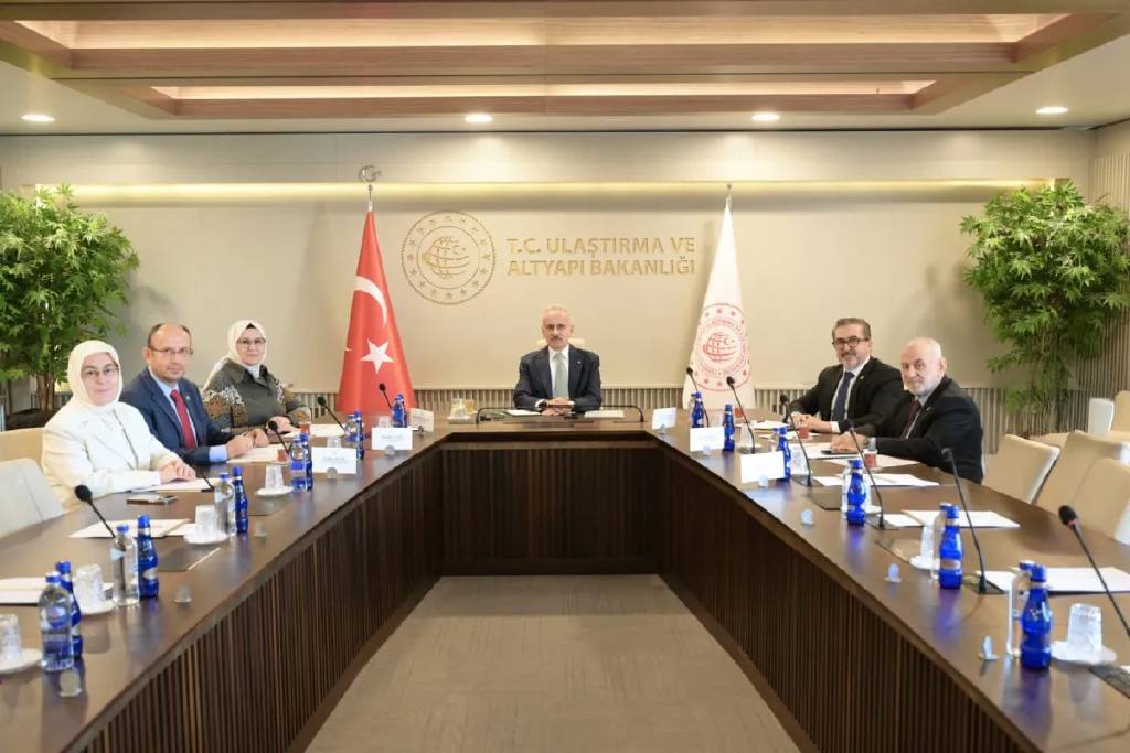 "Sosyal medyada denetim mekanizmaları oluşturmaya çalışıyoruz"