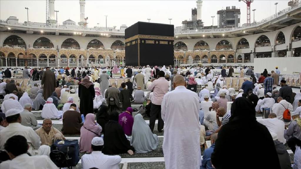Suudi Arabistan Umre için menenjit aşısı zorunluluğunu askıya aldı
