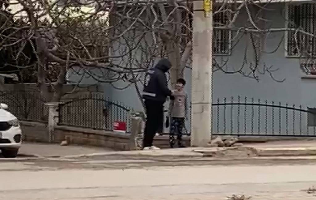 Minik ellerden büyük iyilik! 11 yaşındaki çocuk üşüyen polise atkı ve beresini vererek yüreklere dokundu...
