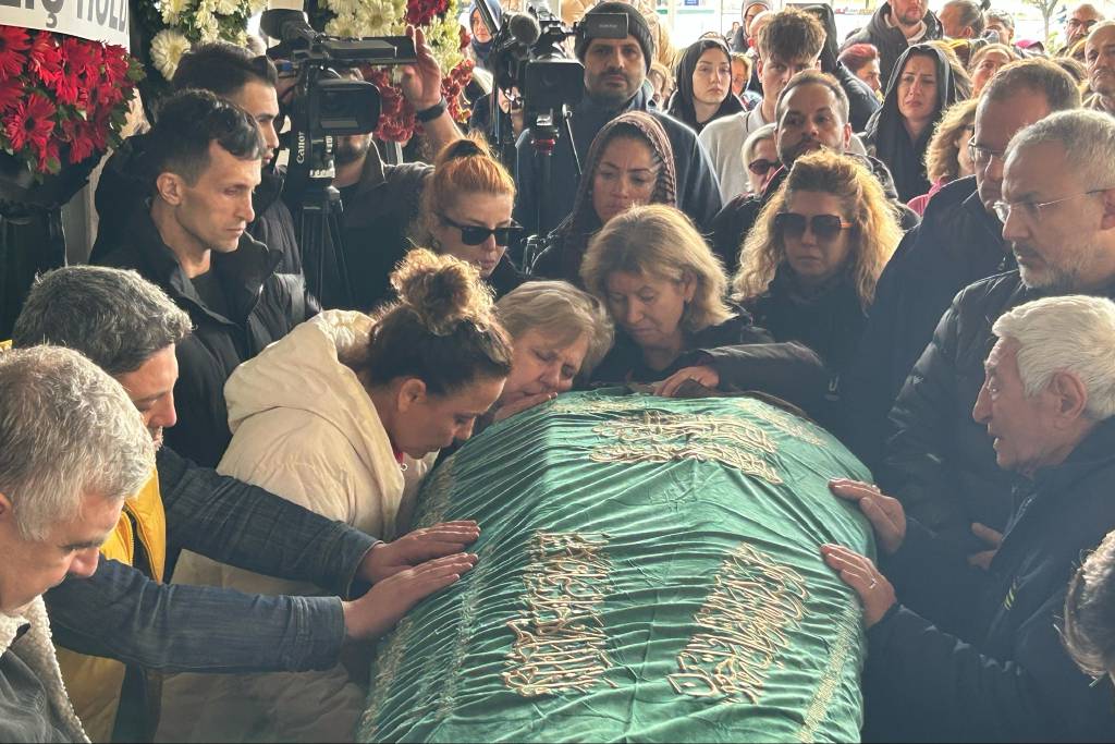 Denizli'deki servis kazasında can veren Nisa ve öğretmen Zeynep’e veda!