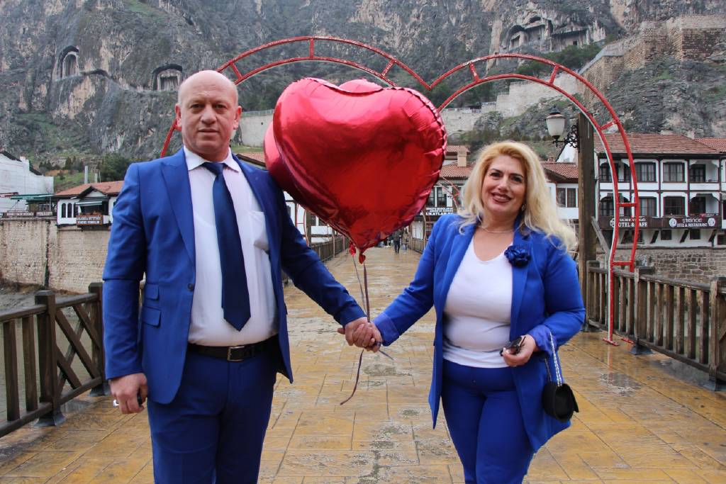 Türkiye'nin en renkli aşıkları! 26 yıldır aynı renk elbiseler giyiyorlar...