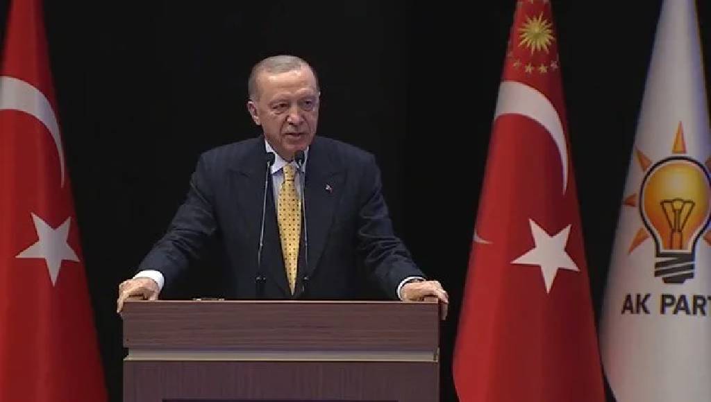 Cumhurbaşkanı Erdoğan'dan Özgür Özel'e: Ayaklarını denk al, haddini bileceksin"