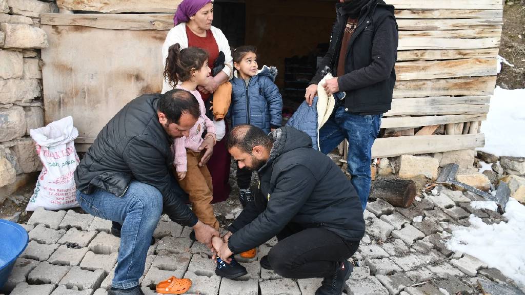 Ankaralı polis memurundan yüreklere dokunan yardım! Şırnaklı 300 çocuğa bot ve mont desteği...
