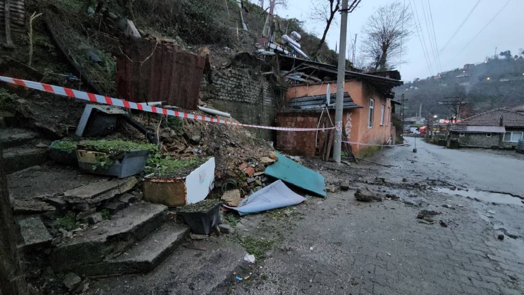 Zonguldak'ta, heyelan sonrası 3 ev tahliye edildi…