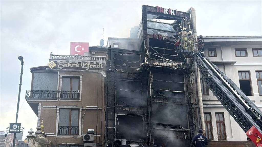 İstanbul'da Tarihi Mısır Çarşısı'nda yangın paniği!