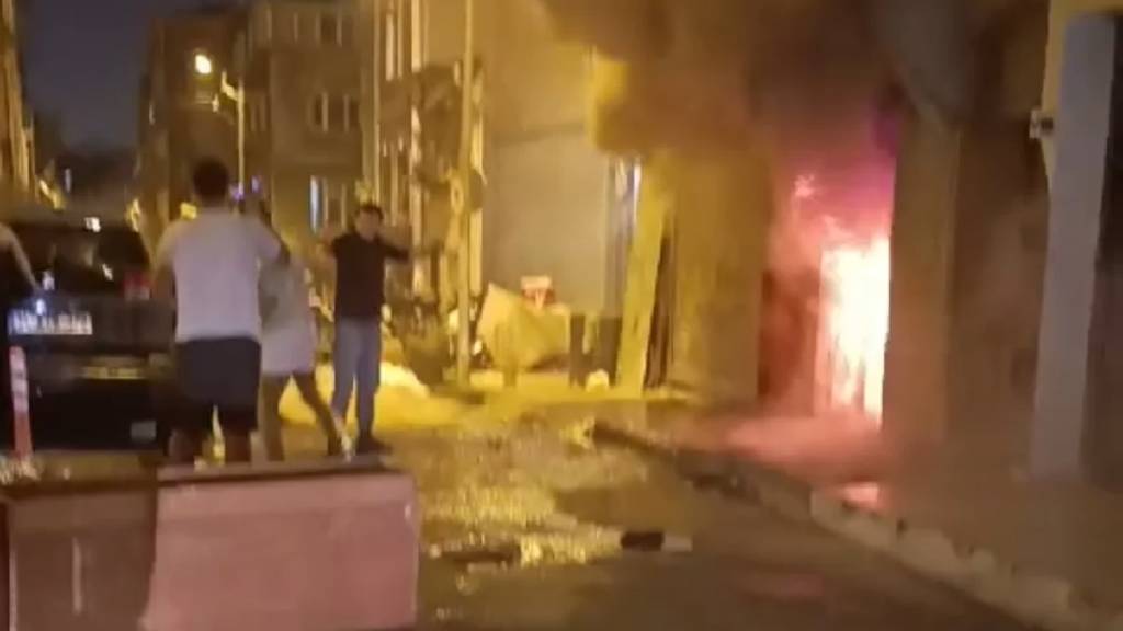 İstanbul'da 3 katlı binada yangın paniği! Vatandaşlar can havliyle kaçtı...
