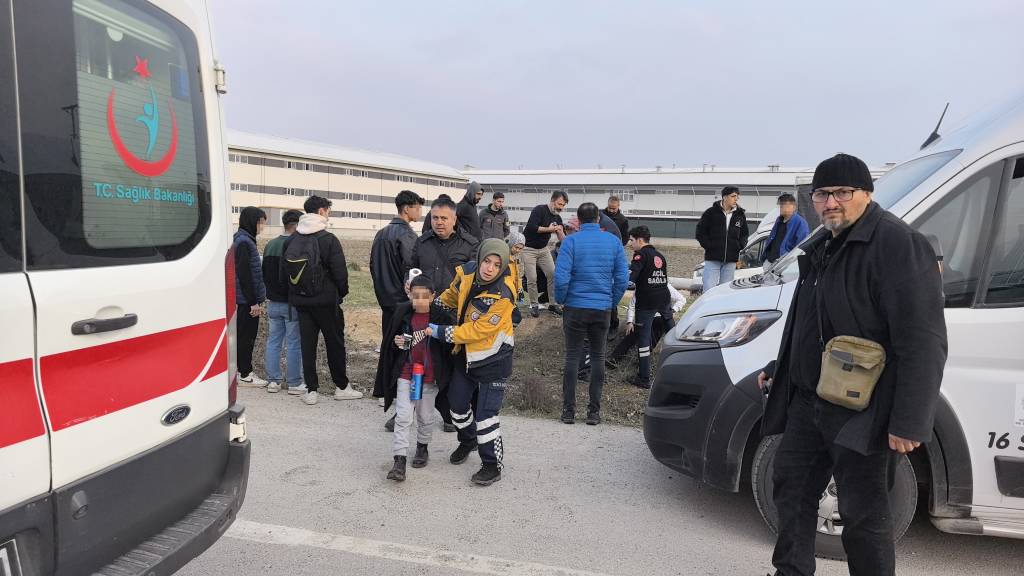 Bursa'da, öğrenci servisi otomobil ile çarpıştı: 6'sı öğrenci, 10 yaralı