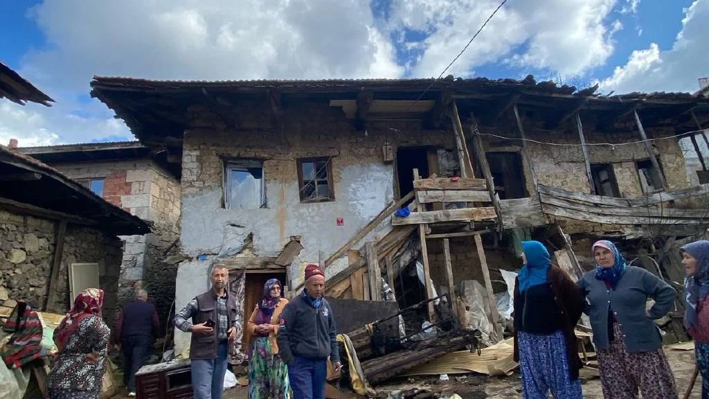 Balıkesir'de korkutan ev yangını! Maddi hasar meydana geldi...