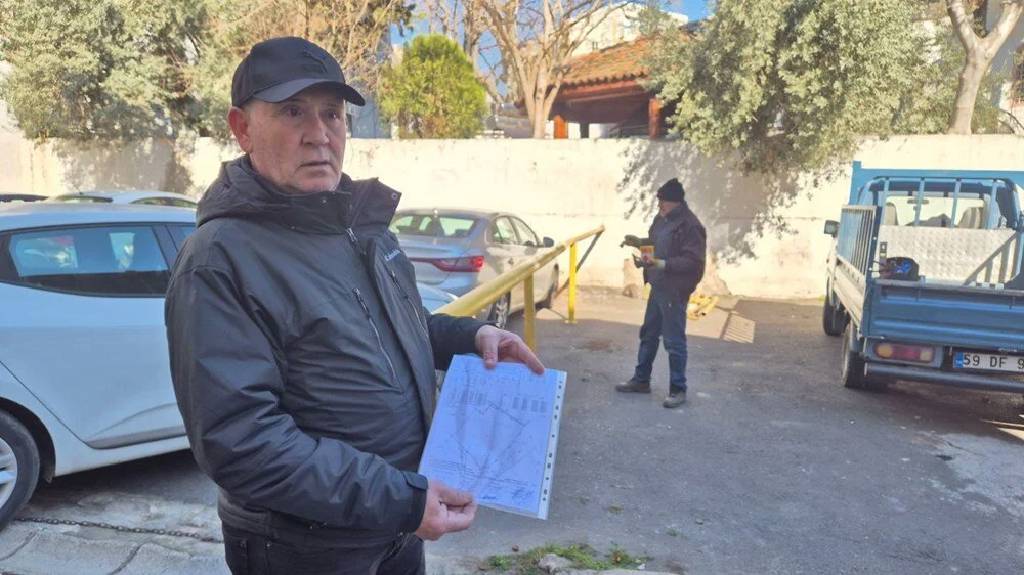 Sokağın yarısı onun çıktı! Tapulu arazim' diyerek sokağı demir bariyerle kapattı...