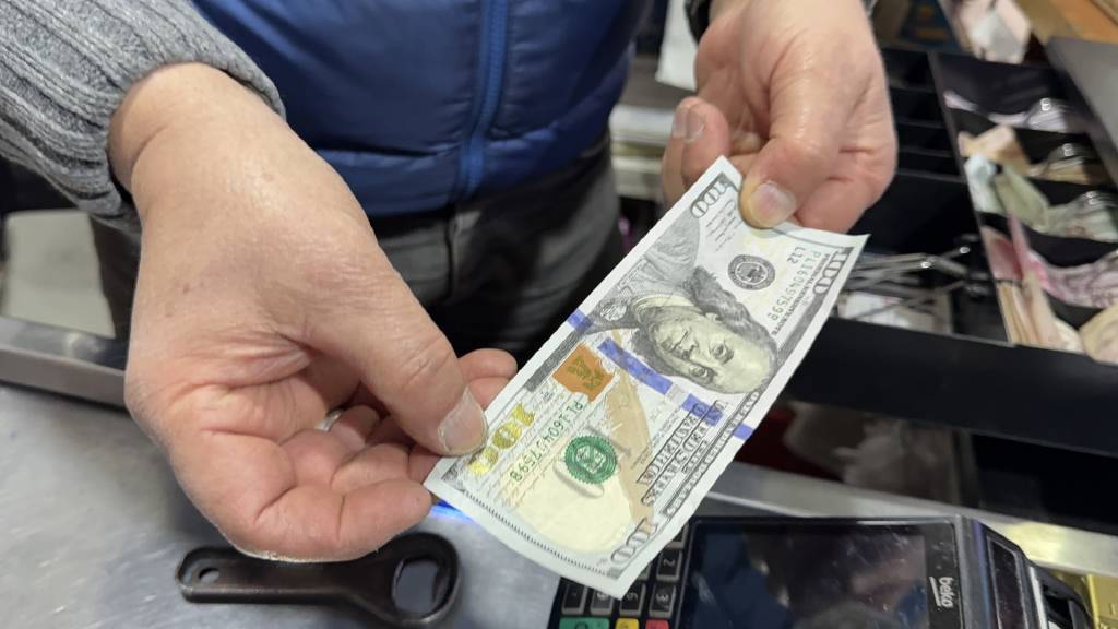 Arnavutköy'de yabancı uyruklu şahıs, sahte dolarla alışveriş yapıp, para üstü aldı