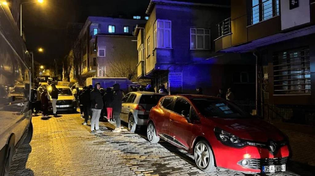 İstanbul Küçükçekmece'de binadan çatlama sesi geldi! Bina tahliye edildi...