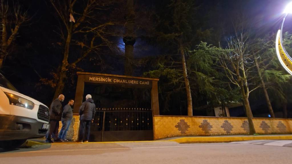 Elinde valizi ile kapı kapı gezdi! Kocaeli'de gizemli adam mahalleyi alarma geçirdi... 
