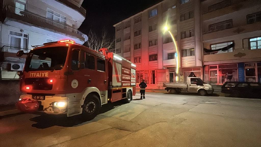Dökülen fayanslar panik yarattı! 5 katlı bina tahliye edildi...
