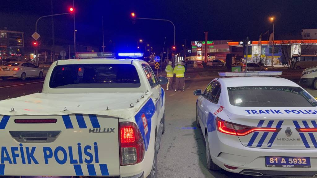 Düzce’de ‘dur’ ihtarına uymayan sürücü, polise çarpıp kaçtı! Polis memuru, ağır yaralandı…