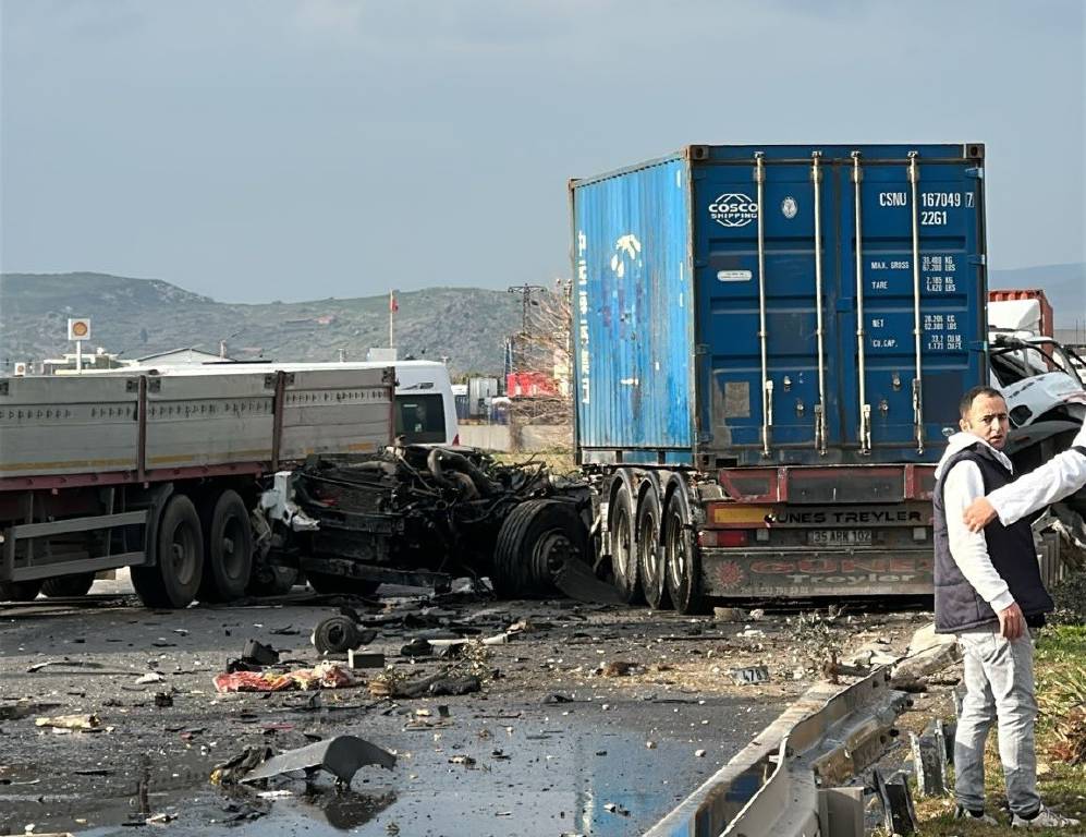 İzmir’de karşı şeride geçen tır, 3 araca çarptı: 1 ölü, 1 yaralı