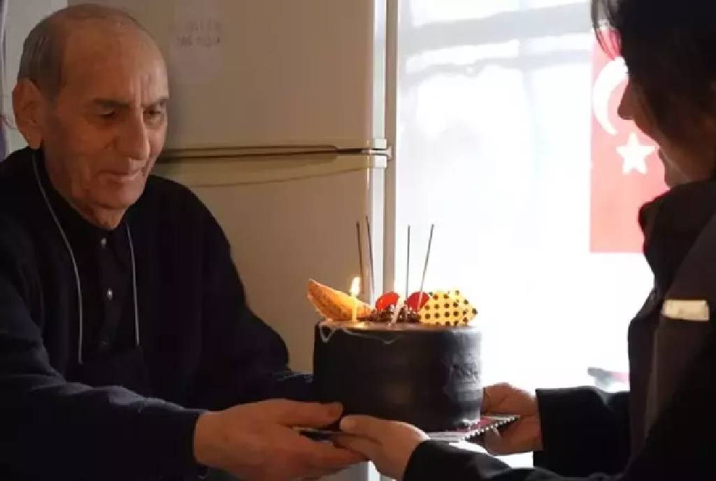 Gönülleri ısıtan sürpriz! 85 yıllık ömründe ilk kez doğum gününü kutladı...