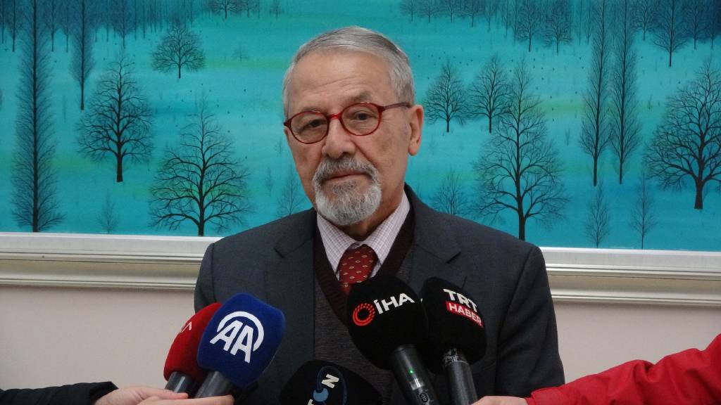 Naci Görür, akıllarda soru işareti bırakmadı! ‘Çanakkale’nin zemini çürük, volkan patlaması olmaz, deniz çekilmesinin depremle alakası yok’