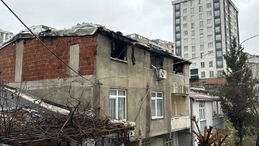 İstanbul'da çatı katında facia! 12 yaşındaki Nazlı ailesini kurtardı, kendisi can verdi...