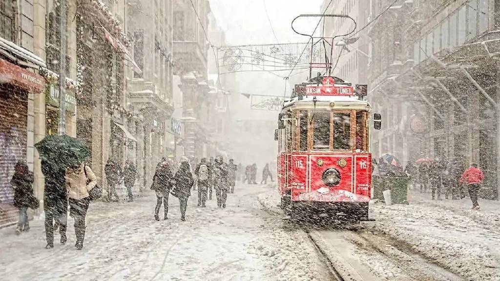 İstanbul'a kar geri döndü! Sıcaklıklar düştü, kar fırtınası 22.00'de başlayacak...