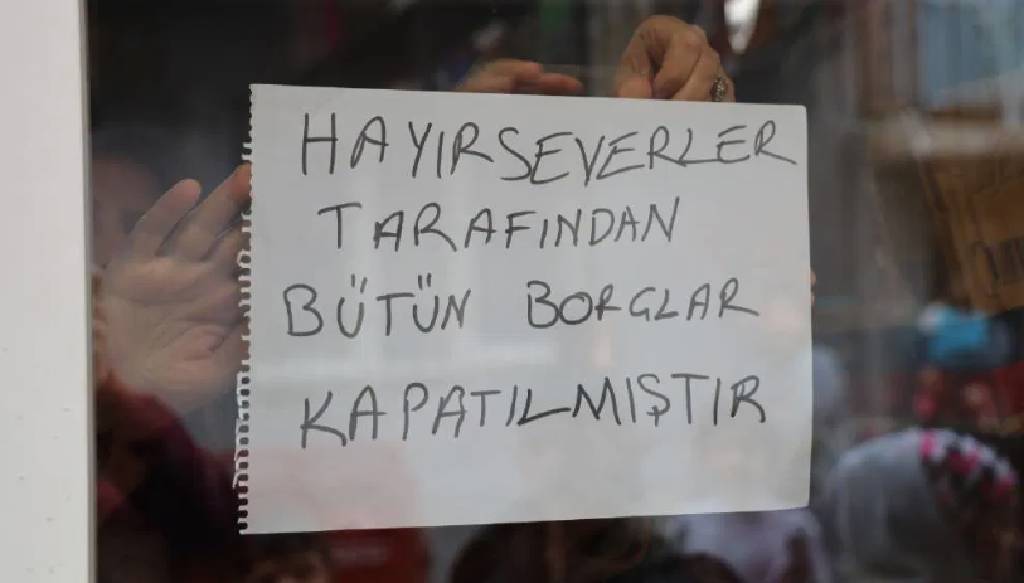 Mahalleye Ramazan sürprizi! Bakkal camındaki not yüzleri güldürdü...