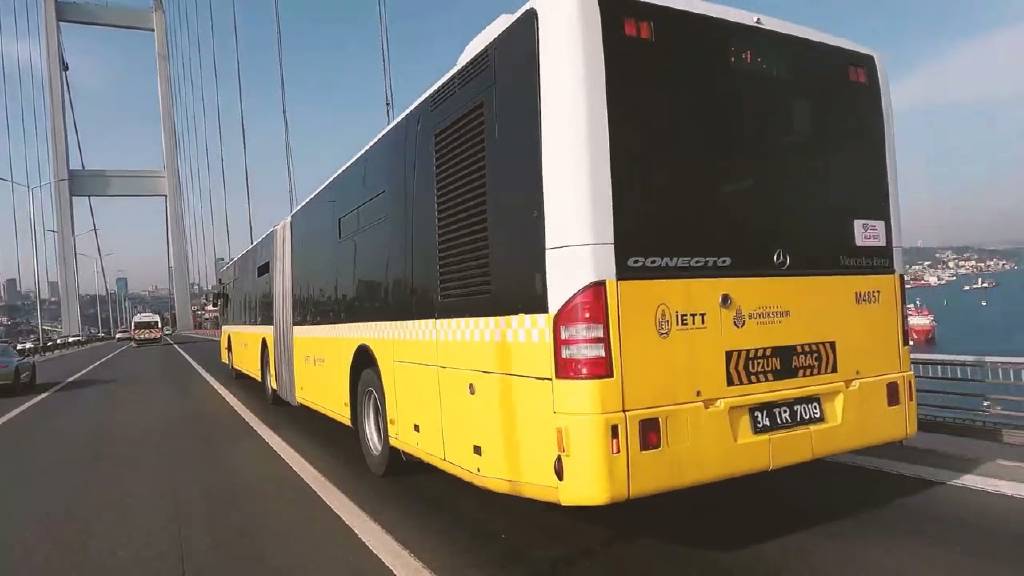 Taş koydukları kartoplarını İETT otobüsüne attılar