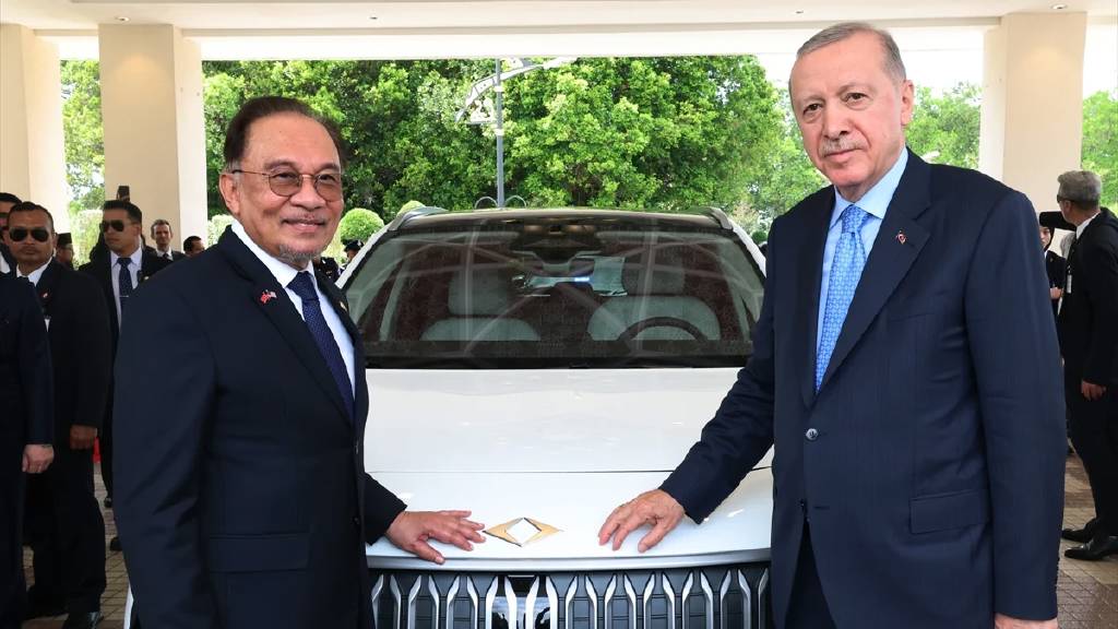 Cumhurbaşkanı Erdoğan, Malezya Başbakanı Enver İbrahim’e Togg hediye etti