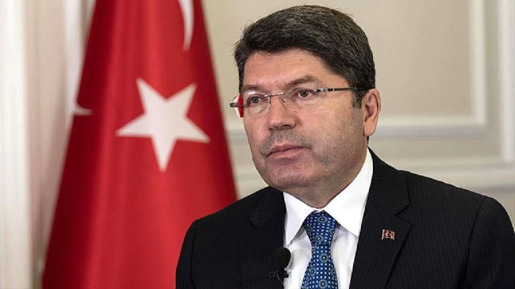 Bakan Tunç'tan CHP kurultayı açıklaması: Siyasi Partiler Kanunu'na göre suç
