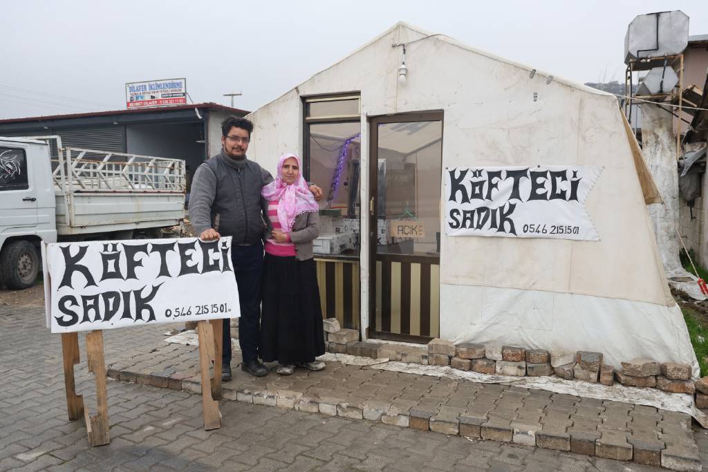Depremde kendilerine ev olan çadır şimdi ekmek tekneleri oldu...