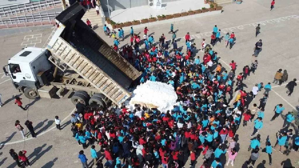 Adana'da öğrencilere kar sürprizi! Kamyonlarla gelen beyaz eğlence...