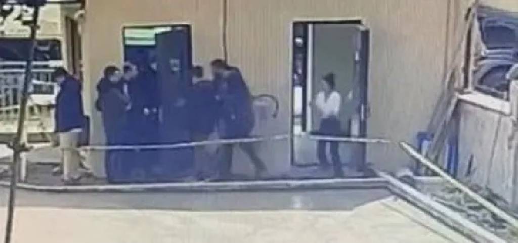 Sevgilisine GBT yapan polisle bekçiye tekme tokat saldırdı!