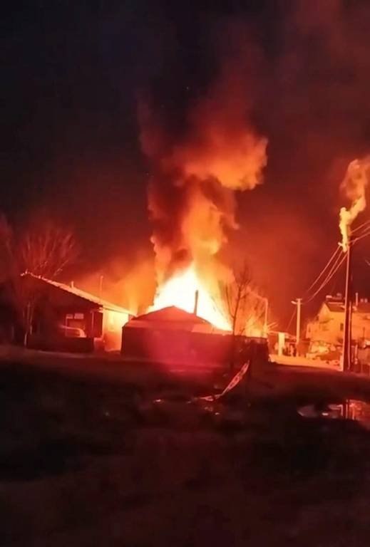 Sakarya'da komşu katili çocuk ile babasının yaşadığı evde şüpheli yangın