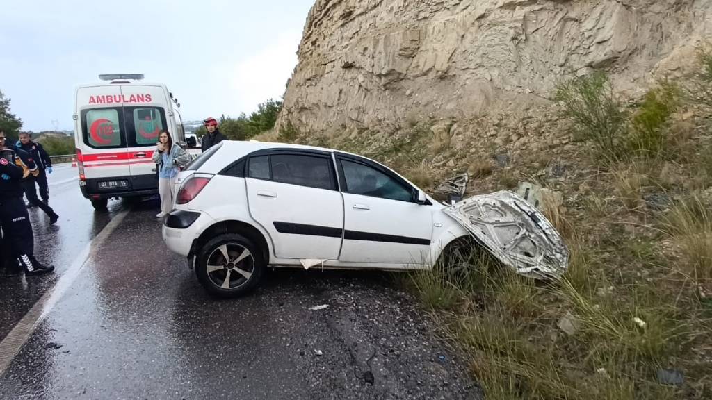 Antalya’da, yolcu otobüsü ile otomobil çarpıştı: 2 ölü