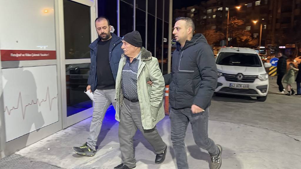 Silahını temizlerken eşini vuran adamı, üvey oğlu dövdü