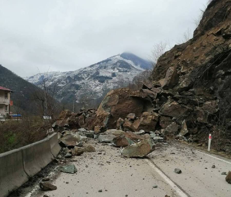 Ordu'da heyelan: Dev kayalar yolu kapattı