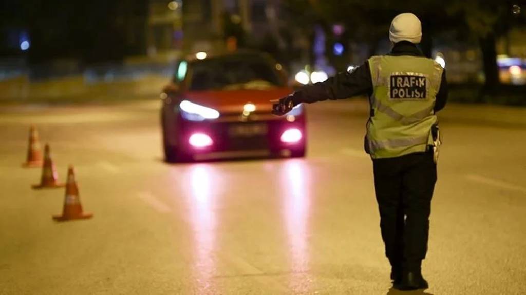 Trafik suçlarına hapis cezası geliyor! Yol kesen, drift atan, alkollü araç kullanana ağır cezalar...