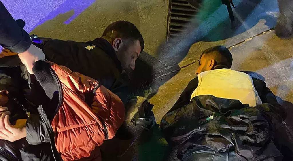 Sebebi akıllara durgunluk verdi! Çelik yelek giyip ev kurşunlayan 2 şüpheli tutuklandı