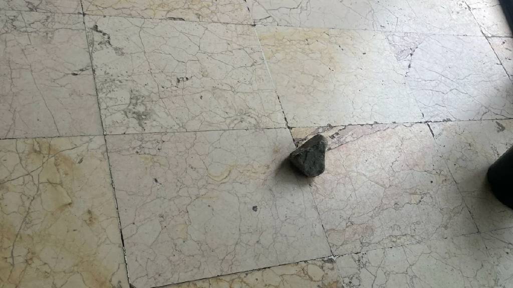 Balıkesir'de AK Parti binasına taşlı saldırı