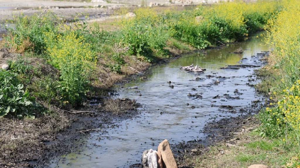 Dere yatakları siyah aktı! Mahalle sakinleri kirliliğe tepki gösterdi...
