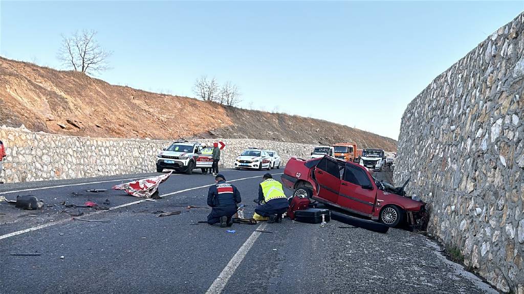 Uşak'ta otomobil ile kamyonet çarpıştı: 2 ölü 1 yaralı