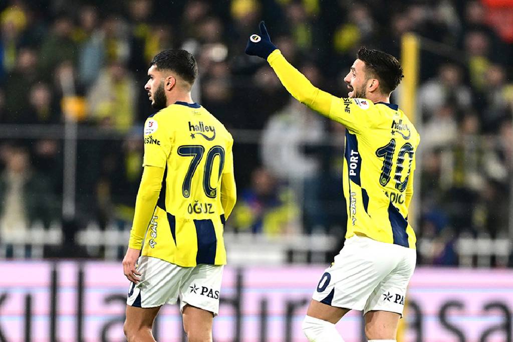 Fenerbahçe, Antalyaspor'u 3 golle geçti