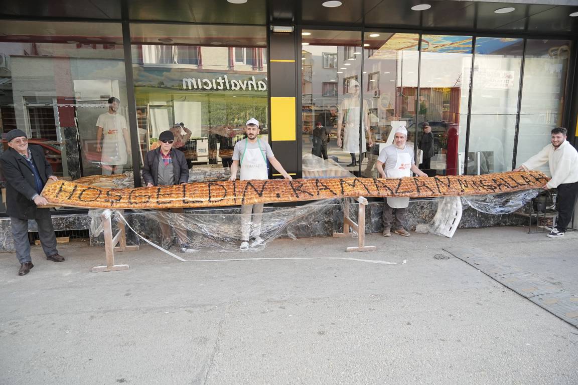 Yapımı 2 saat sürdü! 7 metrelik pide görenleri hayrete düşürdü...