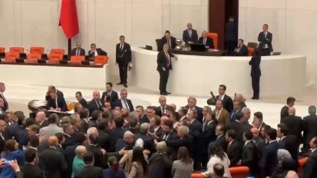 Mecliste kavga çıktı, emekli ikramiyesi unutuldu! 